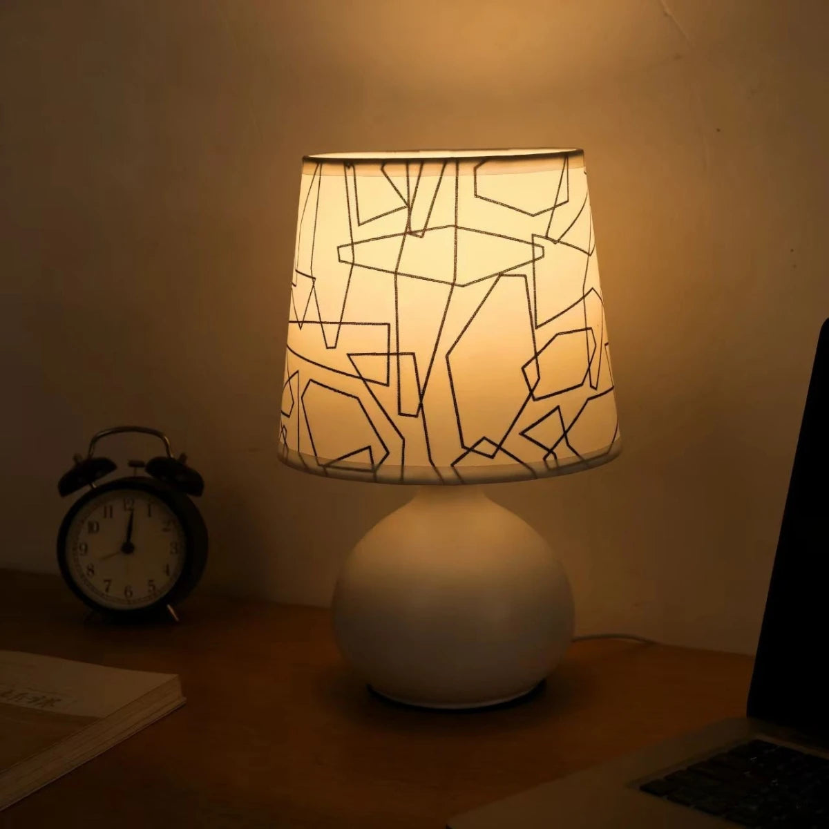 USB Bedroom Bedside Minimalist Creative Desk Lamp Equipped with Floral Fabric Lampshade Suitable for Readingbedroomliving Room