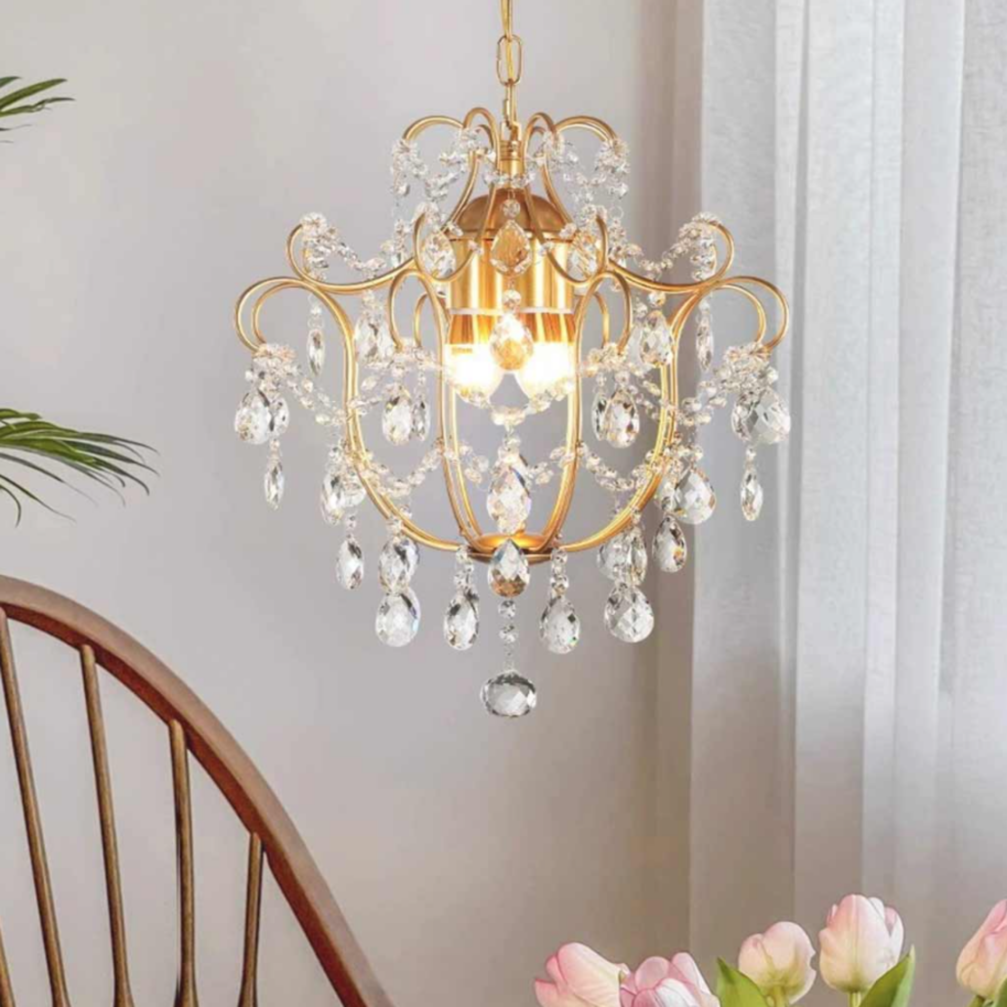 Luxury vintage crystal glass pendant ceiling light in a living room